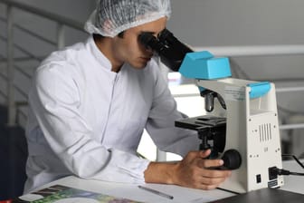Ein Forscher im Labor (Symbolbild): Das Mainzer Unternehmen Biontech meldet Fortschritte bei der Suche nach einem Corona-Impfstoff.