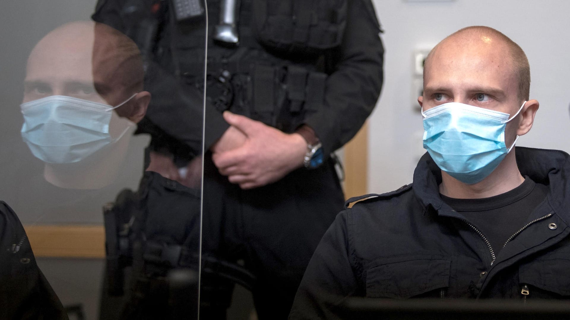 Prozessauftakt in Halle: Der angeklagte Stephan Balliet sitzt im Magdeburger Landgericht. Die Bundesanwaltschaft wirft dem Attentäter 13 Straftaten vor, unter anderem Mord und versuchten Mord. Prozessauftakt in Halle: Der angeklagte Stephan Balliet sitzt im Magdeburger Landgericht. Die Bundesanwaltschaft wirft dem Attentäter 13 Straftaten vor, unter anderem Mord und versuchten Mord.