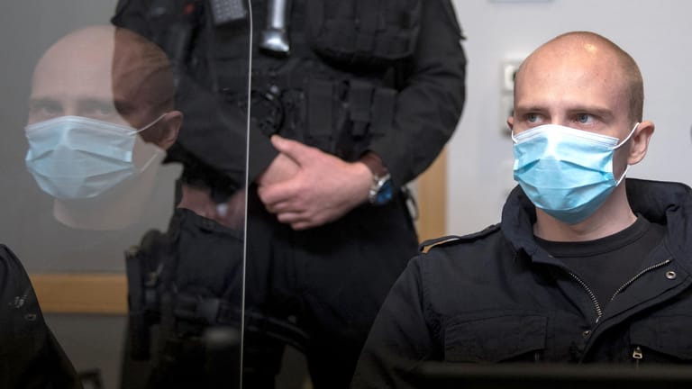 Prozessauftakt in Halle: Der angeklagte Stephan Balliet sitzt im Magdeburger Landgericht. Die Bundesanwaltschaft wirft dem Attentäter 13 Straftaten vor, unter anderem Mord und versuchten Mord.