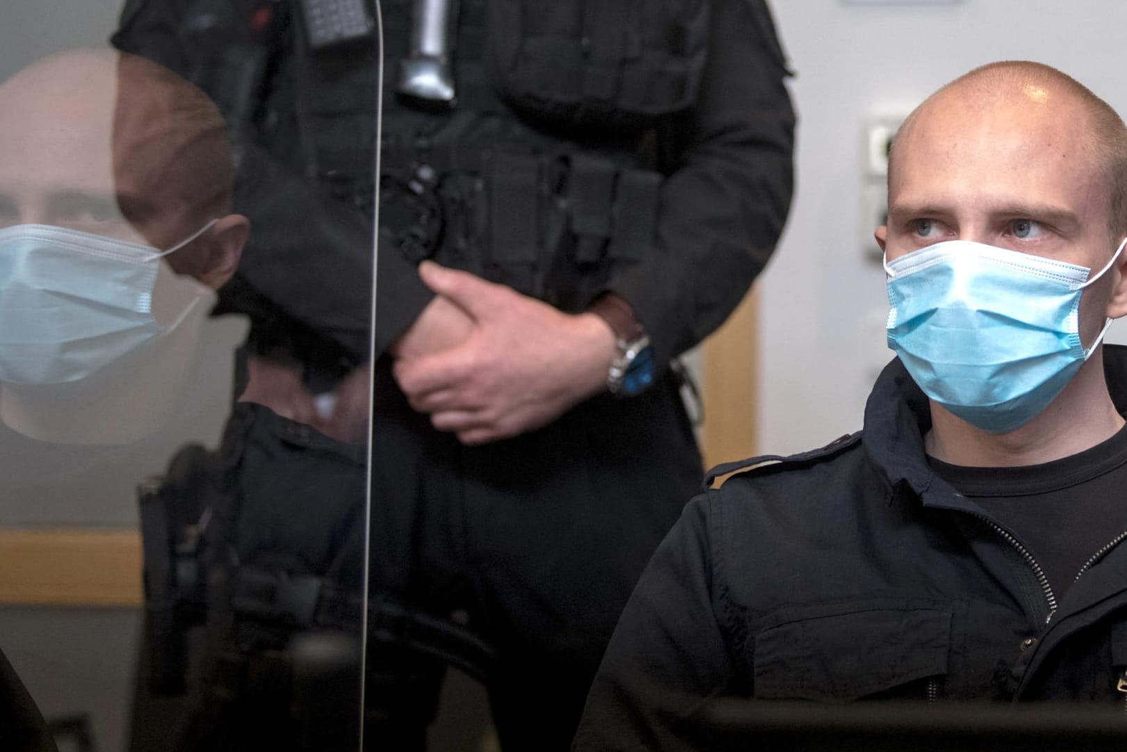 Prozessauftakt in Halle: Der angeklagte Stephan Balliet sitzt im Magdeburger Landgericht. Die Bundesanwaltschaft wirft dem Attentäter 13 Straftaten vor, unter anderem Mord und versuchten Mord.