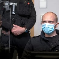 Prozessauftakt in Halle: Der angeklagte Stephan Balliet sitzt im Magdeburger Landgericht. Die Bundesanwaltschaft wirft dem Attentäter 13 Straftaten vor, unter anderem Mord und versuchten Mord.