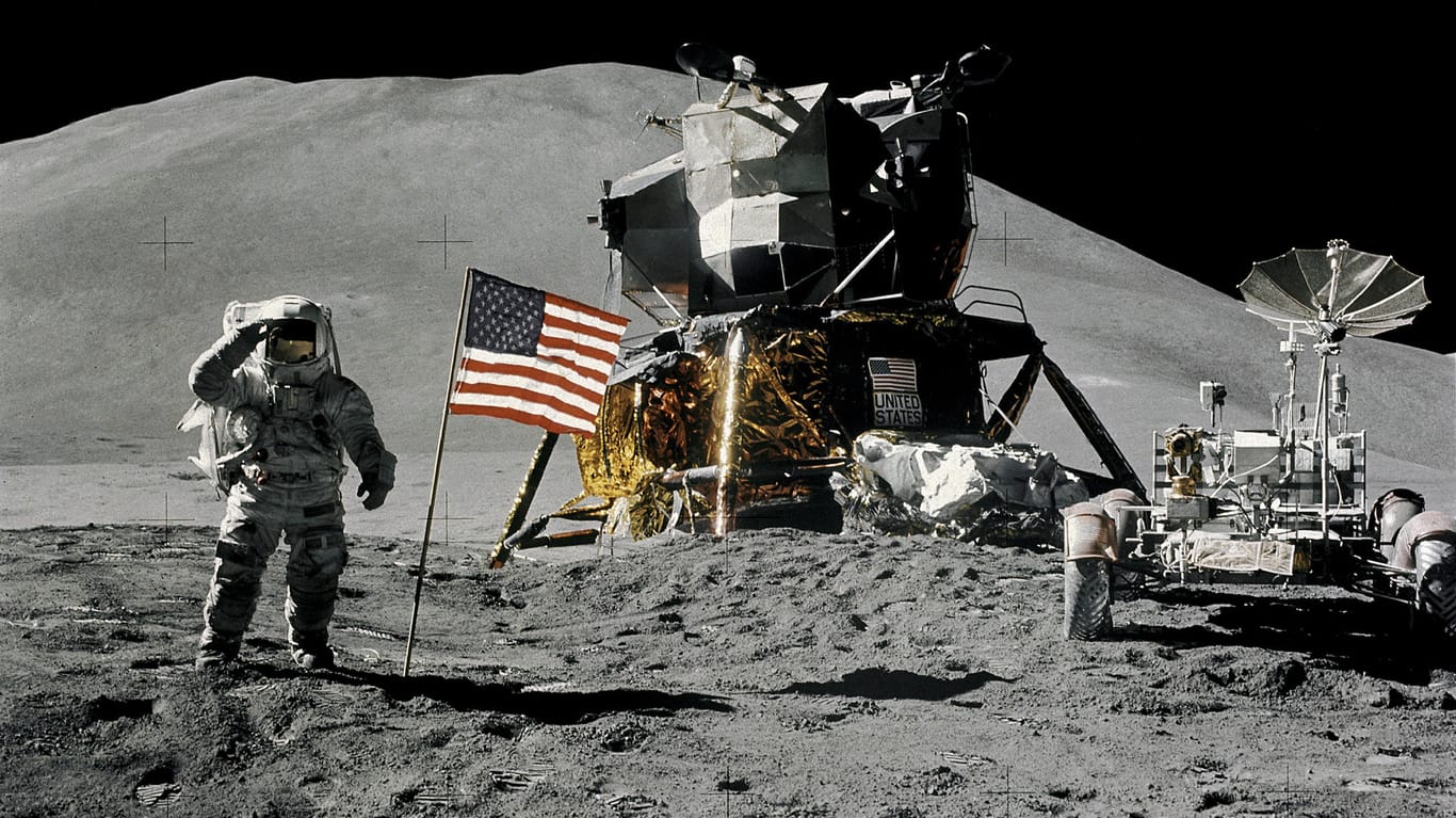 US-Astronaut James Irwin salutiert nach der vierten bemannten Mondlandung (Archivbild): Für 1,8 Billionen Euro könnte sich die EU 18 Mondmissionen leisten.
