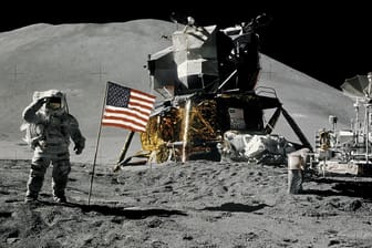 US-Astronaut James Irwin salutiert nach der vierten bemannten Mondlandung (Archivbild): Für 1,8 Billionen Euro könnte sich die EU 18 Mondmissionen leisten.