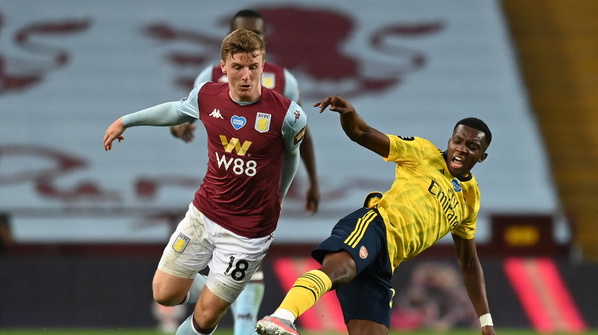 Aston Villas Matt Targett und Arsenals Eddie Nketiah: Aston Villa hat einen wichtigen Sieg gegen Arsenal errungen.