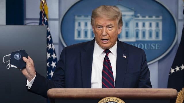 Kehrtwende: US-Präsident Donald Trump präsentiert eine Schutzmaske. Kehrtwende: US-Präsident Donald Trump präsentiert eine Schutzmaske.