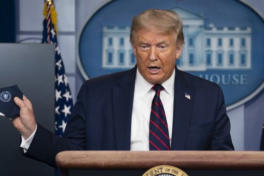 Kehrtwende: US-Präsident Donald Trump präsentiert eine Schutzmaske.