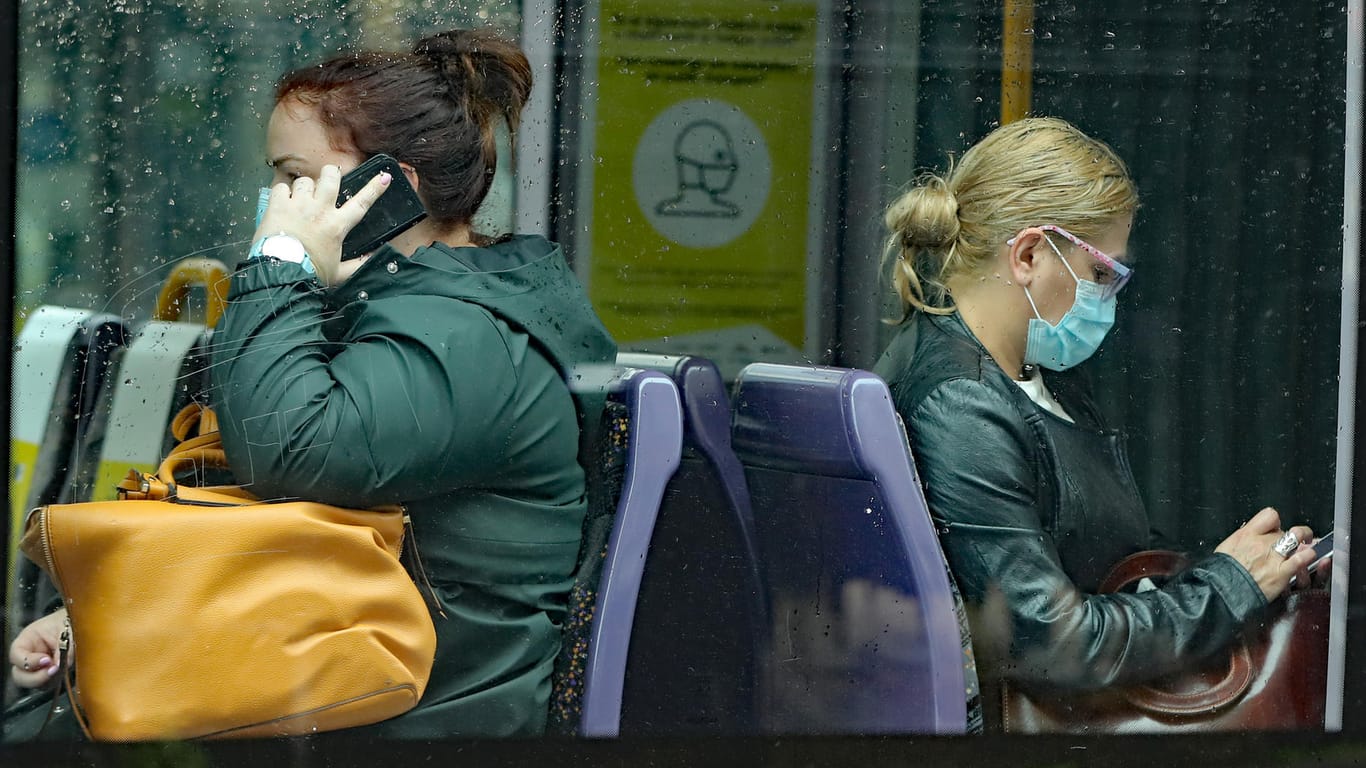 Menschen mit Maske in Dublin: Das Virus wird laut WHO noch länger unser Leben bestimmen.