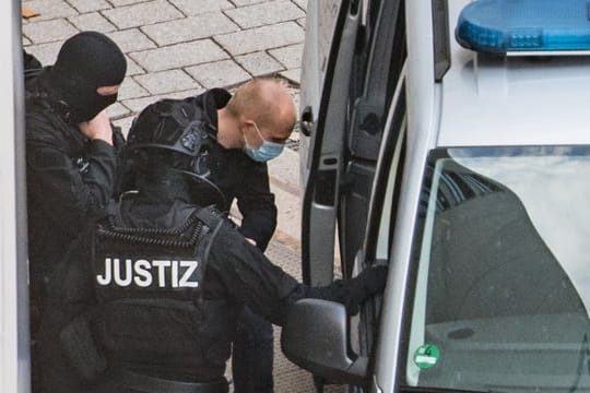 Wird heute weiter befragt: Der angeklagte Halle-Attentäter Stephan Balliet (3.