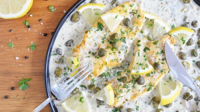 Zitrone liefert die Säure, Kapern sorgen für Salz auf dem Teller: Hähnchen-Piccata ist ein herrlich frisches Sommergericht.