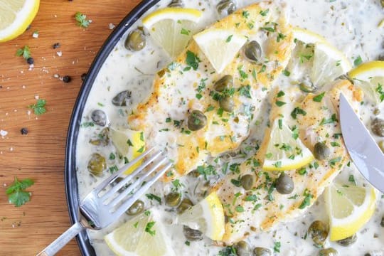 Zitrone liefert die Säure, Kapern sorgen für Salz auf dem Teller: Hähnchen-Piccata ist ein herrlich frisches Sommergericht.