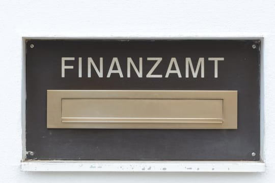 Landet die Steuererklärung beim falschen Finanzamt, kann die Abgabefrist schon abgelaufen sein, bevor die Formulare beim zuständigen Amt ankommen. Landet die Steuererklärung beim falschen Finanzamt, kann die Abgabefrist schon abgelaufen sein, bevor die Formulare beim zuständigen Amt ankommen.