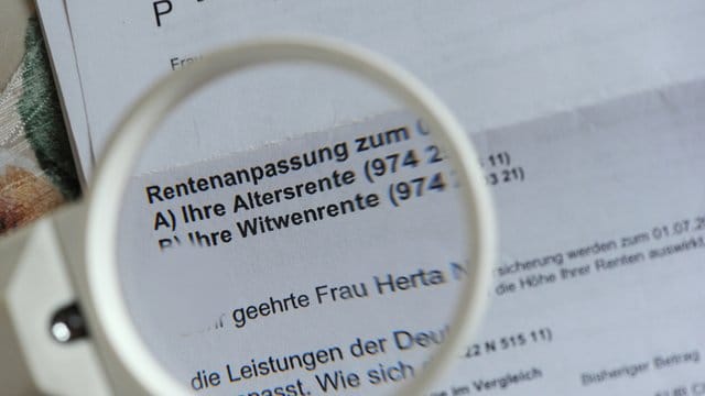 Wer eine Witwen- oder Witwerrente bezieht, erhält diese nur dann in voller Höhe, wenn das eigene Einkommen einen Freibetrag nicht übersteigt. Wer eine Witwen- oder Witwerrente bezieht, erhält diese nur dann in voller Höhe, wenn das eigene Einkommen einen Freibetrag nicht übersteigt.