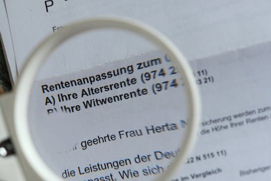 Wer eine Witwen- oder Witwerrente bezieht, erhält diese nur dann in voller Höhe, wenn das eigene Einkommen einen Freibetrag nicht übersteigt.