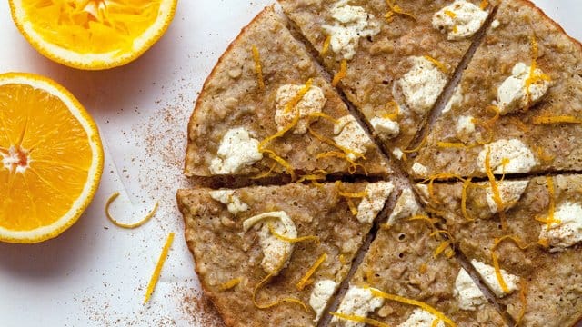 Dessert: Der Hafer-Orangen-Cookie wird für zehn Minuten ohne Deckel in einer Pfanne gebacken.