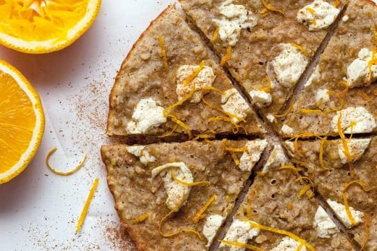 Dessert: Der Hafer-Orangen-Cookie wird für zehn Minuten ohne Deckel in einer Pfanne gebacken.