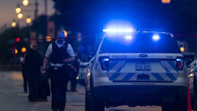 Polizisten untersuchen den Tatort einer Schießerei in Chicago.
