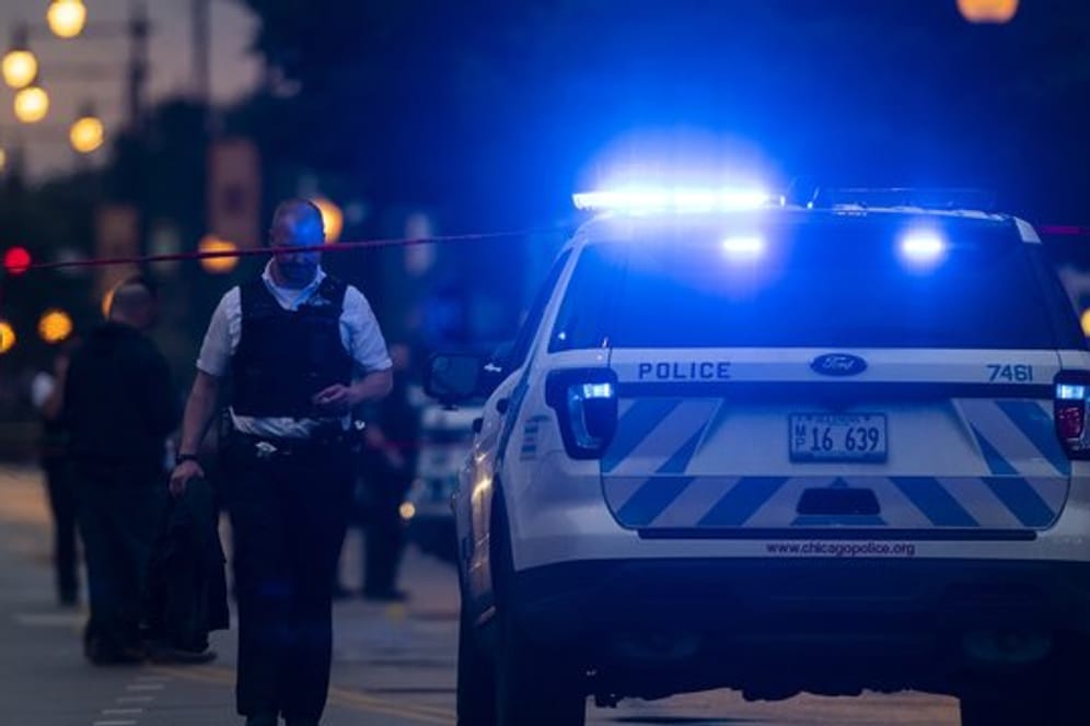 Polizisten untersuchen den Tatort einer Schießerei in Chicago.