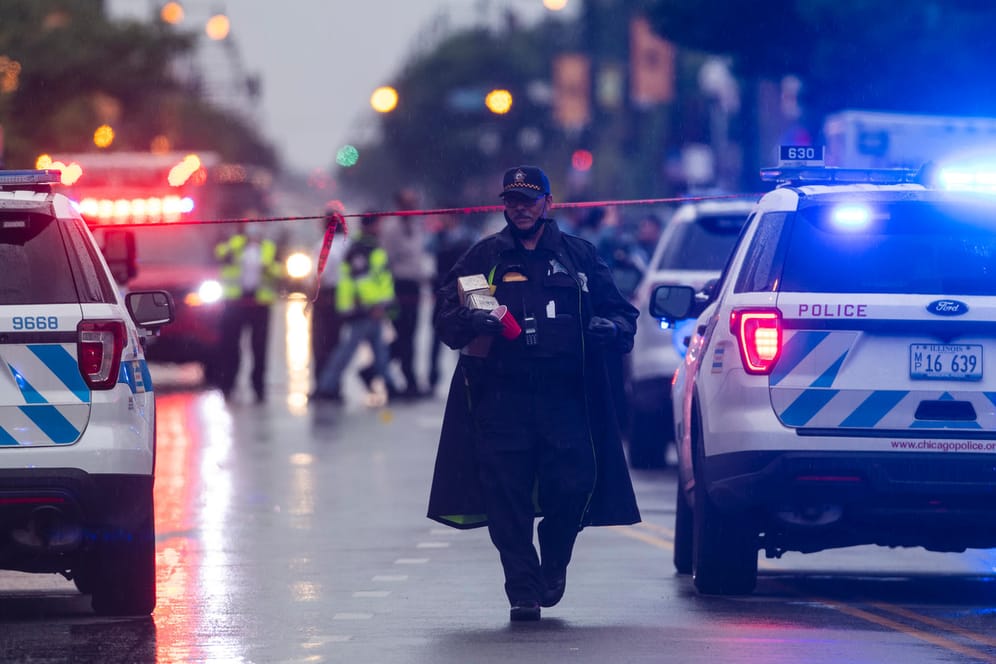 Schießerei in Chicago: Nach Angaben der Polizei sind 14 Menschen mit Verletzungen ins Krankenhaus gekommen.