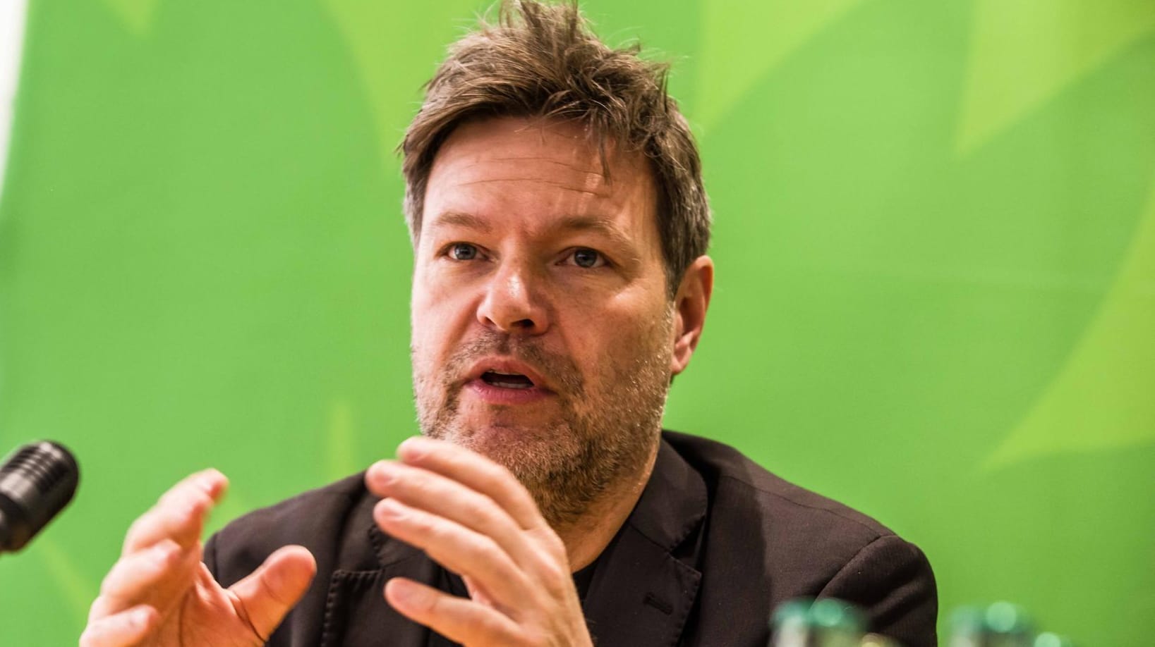 Robert Habeck: Der Grünen-Chef fordert Produktionen auf Abruf in Pandemie-Situationen, anstelle von Lagern. Robert Habeck: Der Grünen-Chef fordert Produktionen auf Abruf in Pandemie-Situationen, anstelle von Lagern.