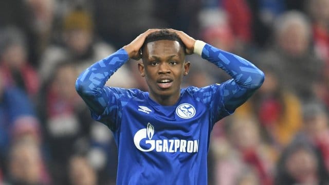 Der Trikot-Fauxpas von Rabbi Matondo scheint den Fußball-Bundesligisten FC Schalke 04 weiter zu beschäftigen. Der Trikot-Fauxpas von Rabbi Matondo scheint den Fußball-Bundesligisten FC Schalke 04 weiter zu beschäftigen.