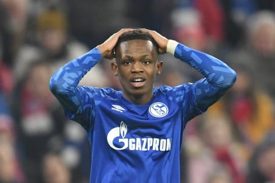 Der Trikot-Fauxpas von Rabbi Matondo scheint den Fußball-Bundesligisten FC Schalke 04 weiter zu beschäftigen.