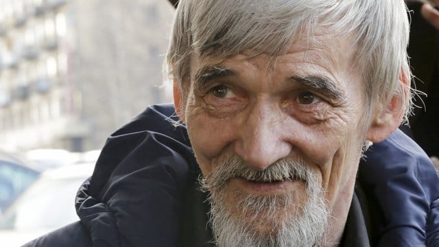 Der Menschenrechtler und Historiker Juri Dmitrijew spricht zu Journalisten. Der Menschenrechtler und Historiker Juri Dmitrijew spricht zu Journalisten.
