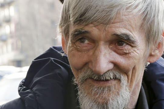 Der Menschenrechtler und Historiker Juri Dmitrijew spricht zu Journalisten.
