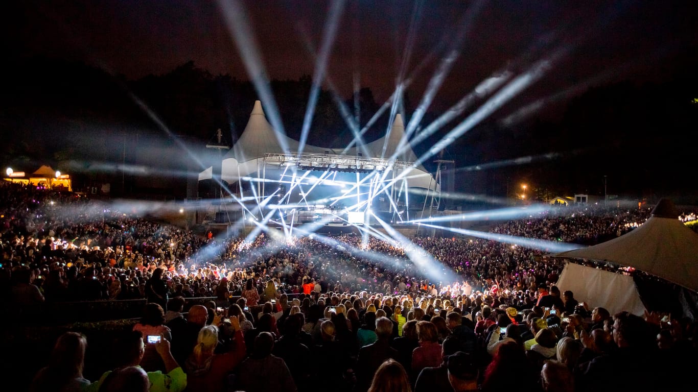 Die Waldbühne im Licht von zahlreichen Scheinwerfern: Im September sollen auf der Freilichtbühne wieder Konzerte stattfinden.