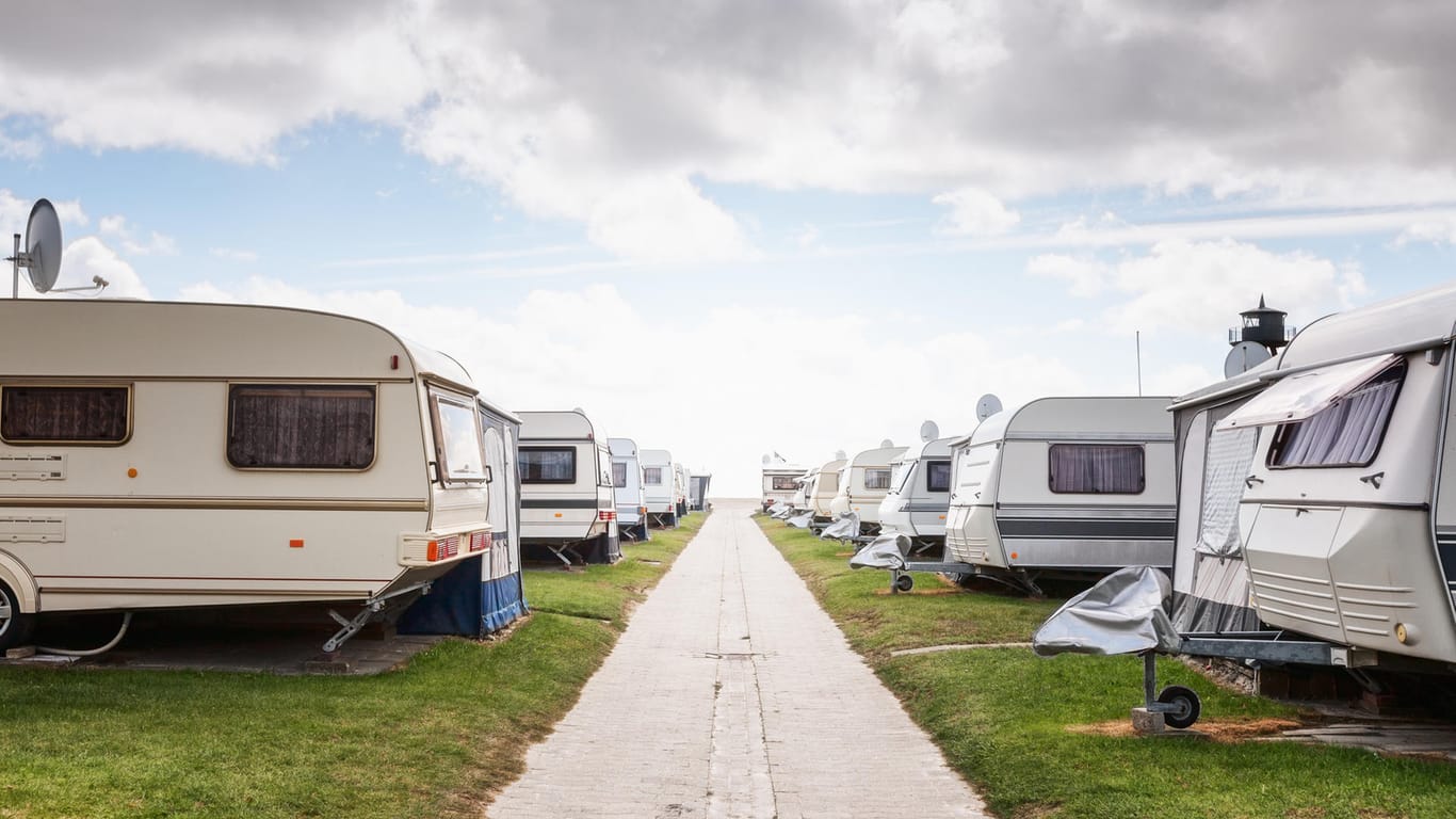 Camping: Viele Deutsche bevorzugen in diesem Jahr einen Urlaub im Wohnwagen oder Wohnmobil.