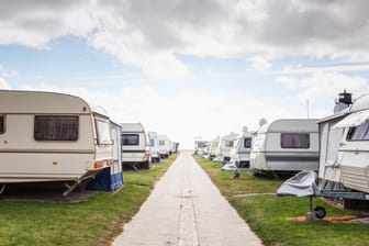 Camping: Viele Deutsche bevorzugen in diesem Jahr einen Urlaub im Wohnwagen oder Wohnmobil.