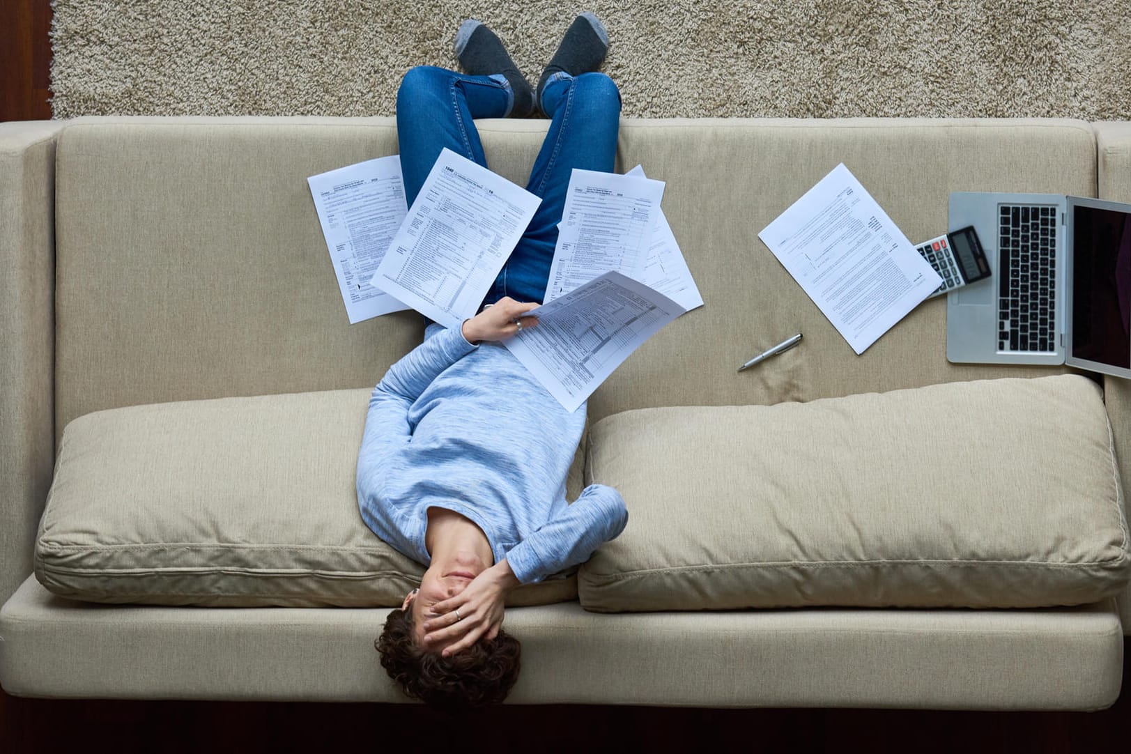Erschöpfte Frau auf dem Sofa (Symbolbild): Bei der Steuererklärung kann man viel falsch machen. Erschöpfte Frau auf dem Sofa (Symbolbild): Bei der Steuererklärung kann man viel falsch machen.
