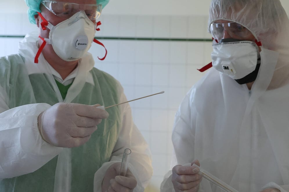 Mediziner in Schutzkleidung arbeiten mit Proben: Deutet sich in Deutschland die zweite Corona-Welle an?