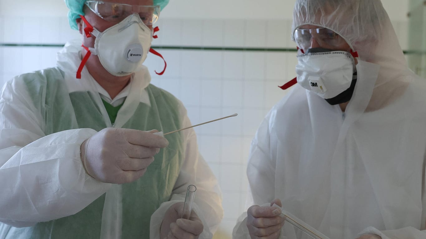Mediziner in Schutzkleidung arbeiten mit Proben: Deutet sich in Deutschland die zweite Corona-Welle an?