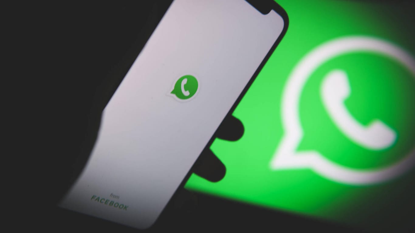 Handy mit WhatsApp-Symbol: Digitalpolitiker raten von der Nutzung der App ab