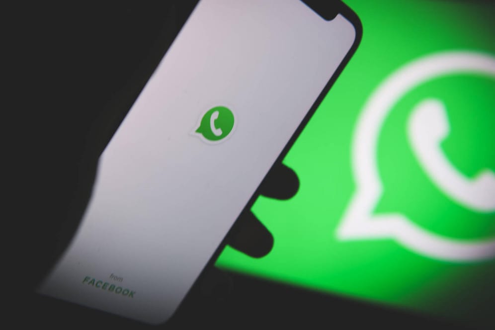 Handy mit WhatsApp-Symbol: Digitalpolitiker raten von der Nutzung der App ab