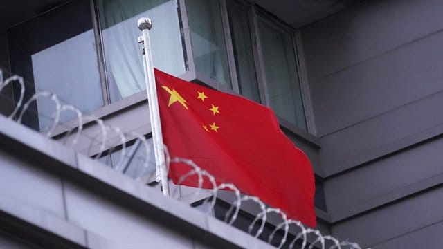 Die chinesiche Flagge weht auf dem Konsulat in Houston im US-Bundesstaat Texas. Die chinesiche Flagge weht auf dem Konsulat in Houston im US-Bundesstaat Texas.