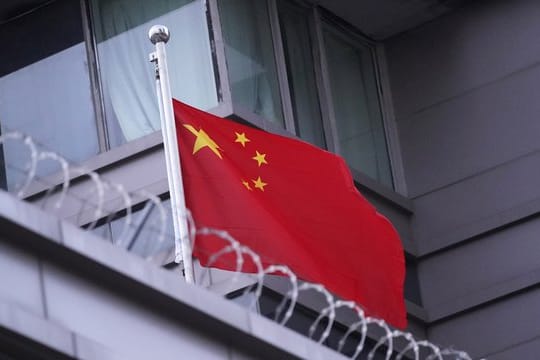 Die chinesiche Flagge weht auf dem Konsulat in Houston im US-Bundesstaat Texas.