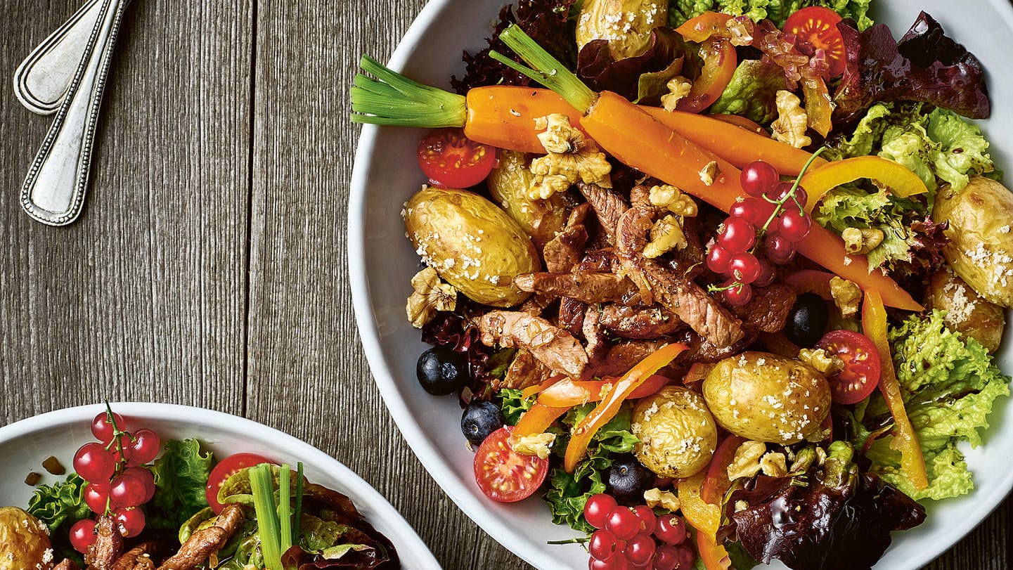 Wildfleischgericht: So modern kann Wild sein: Geschnetzeltes aus einer Rehkeule als Topping für einen schwedischen Sommersalat mit Ofenkartoffeln, Kirschtomaten sowie Heidel- und Roten Johannisbeeren.