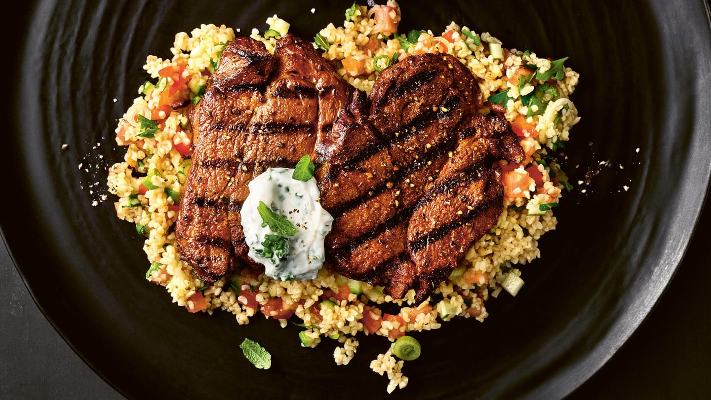 Wildfleischgericht: Damwildsteaks lassen sich gut auf Bulgursalat anrichten und zu einer Süßkartoffel servieren.