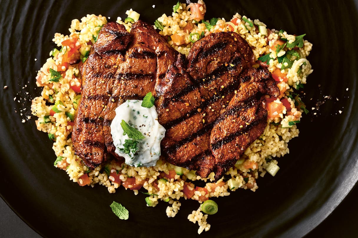 Wildfleischgericht: Damwildsteaks lassen sich gut auf Bulgursalat anrichten und zu einer Süßkartoffel servieren.