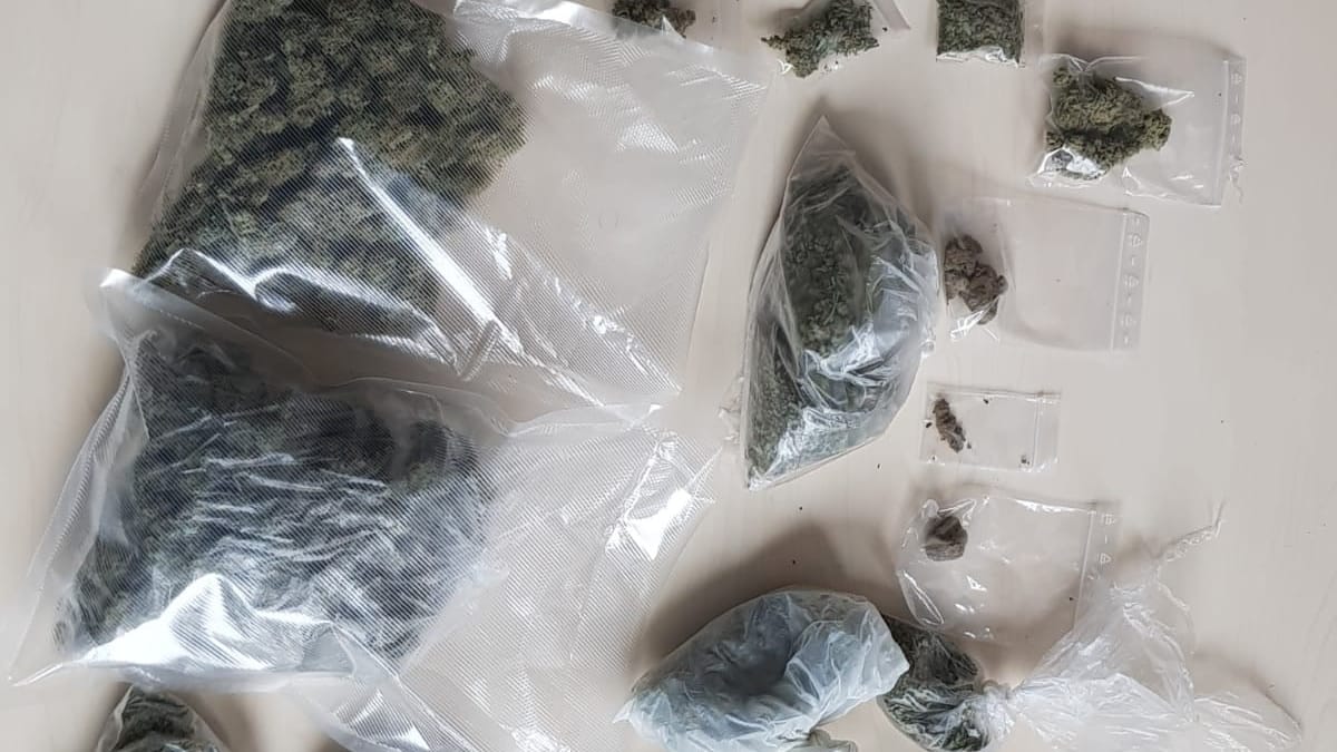 Säckchen mit Marihuana liegen auf einem Tisch: In Düsseldorf hat die Polizei Drogenhändler auf frischer Tat ertappt. Säckchen mit Marihuana liegen auf einem Tisch: In Düsseldorf hat die Polizei Drogenhändler auf frischer Tat ertappt.