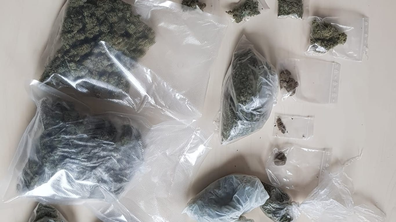 Säckchen mit Marihuana liegen auf einem Tisch: In Düsseldorf hat die Polizei Drogenhändler auf frischer Tat ertappt.