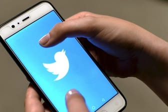 Twitter erklärte, mit QAnon verbundene Inhalte sollen nicht mehr in Trends und Empfehlungen auftauchen und Weblinks beim Hochladen blockiert werden.