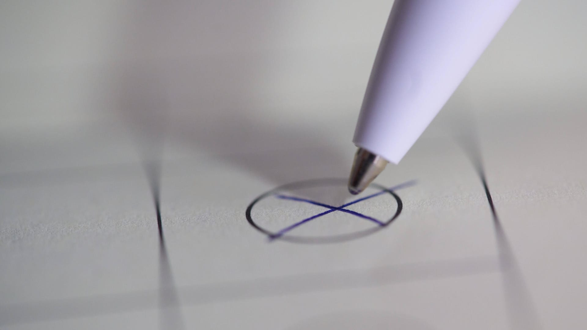 Ein Kreuz auf einem Stimmzettel (Symbolbild): Im September stehen die Kommunalwahlen in NRW an. Ein Kreuz auf einem Stimmzettel (Symbolbild): Im September stehen die Kommunalwahlen in NRW an.