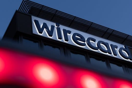 Der Schriftzug von Wirecard ist an der Firmenzentrale des Zahlungsdienstleisters in Aschbeim bei München zu sehen.