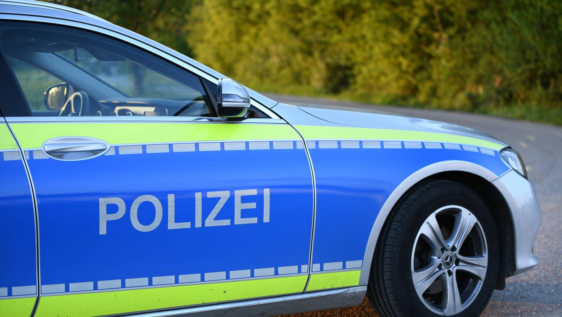 Polizeiwagen (Symbolbild): Die Beamten suchen nach einem Mann.