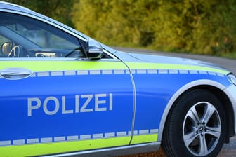 Polizeiwagen (Symbolbild): Die Beamten suchen nach einem Mann.