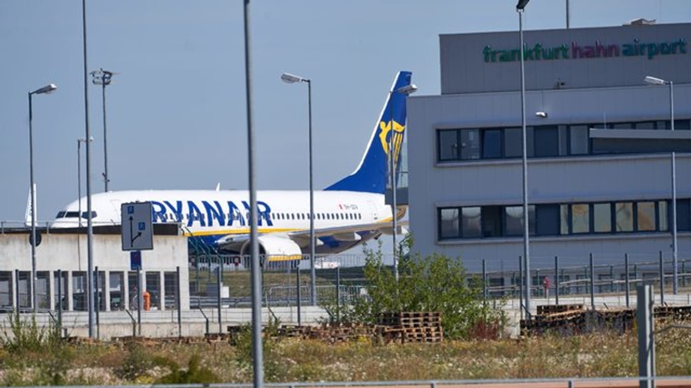 Eine Maschine des irischen Billigfliegers Ryanair steht vor dem Passagierterminal des Flughafens Hahn im Hunsrück.