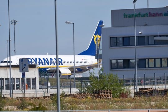 Eine Maschine des irischen Billigfliegers Ryanair steht vor dem Passagierterminal des Flughafens Hahn im Hunsrück.
