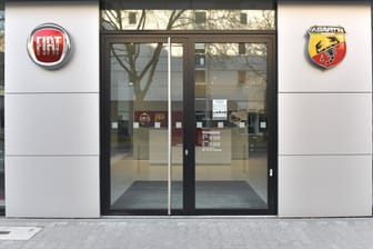 Der Eingang der Fiat-Zentrale in Frankfurt: Wegen Betrugsverdachts an Diesel-Motoren sind die Gebäude durchsucht worden.